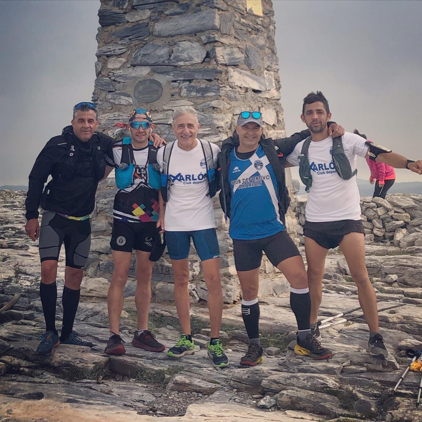 El grupo en la cima de una montaña